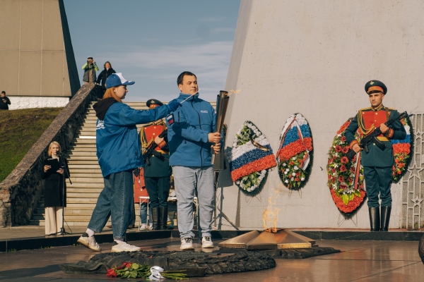 Путь Победы: в городе-герое Мурманске прошла церемония по взятию частицы Вечного огня